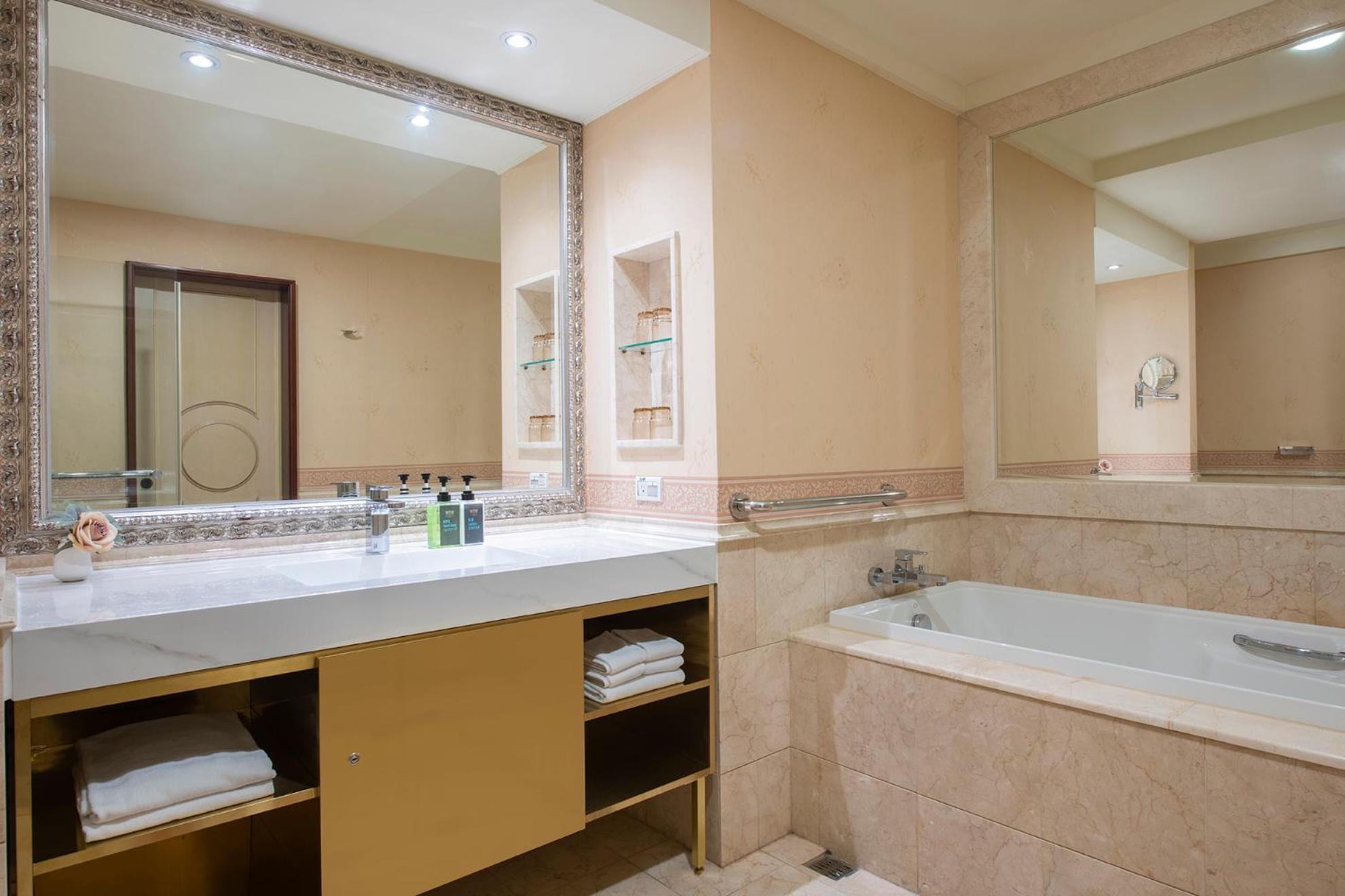 Hamp Court Palace Тайпей Екстериор снимка