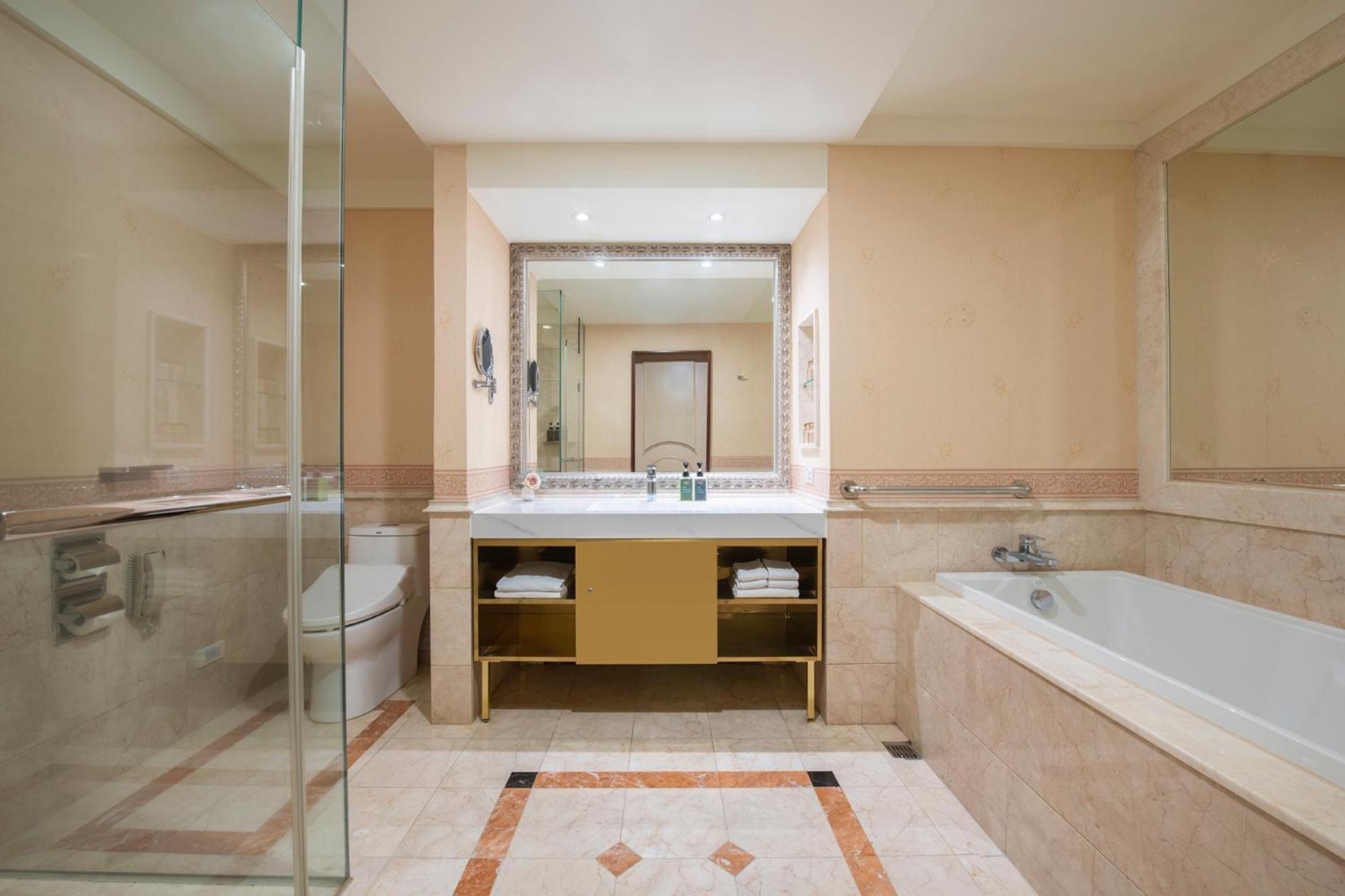 Hamp Court Palace Тайпей Екстериор снимка